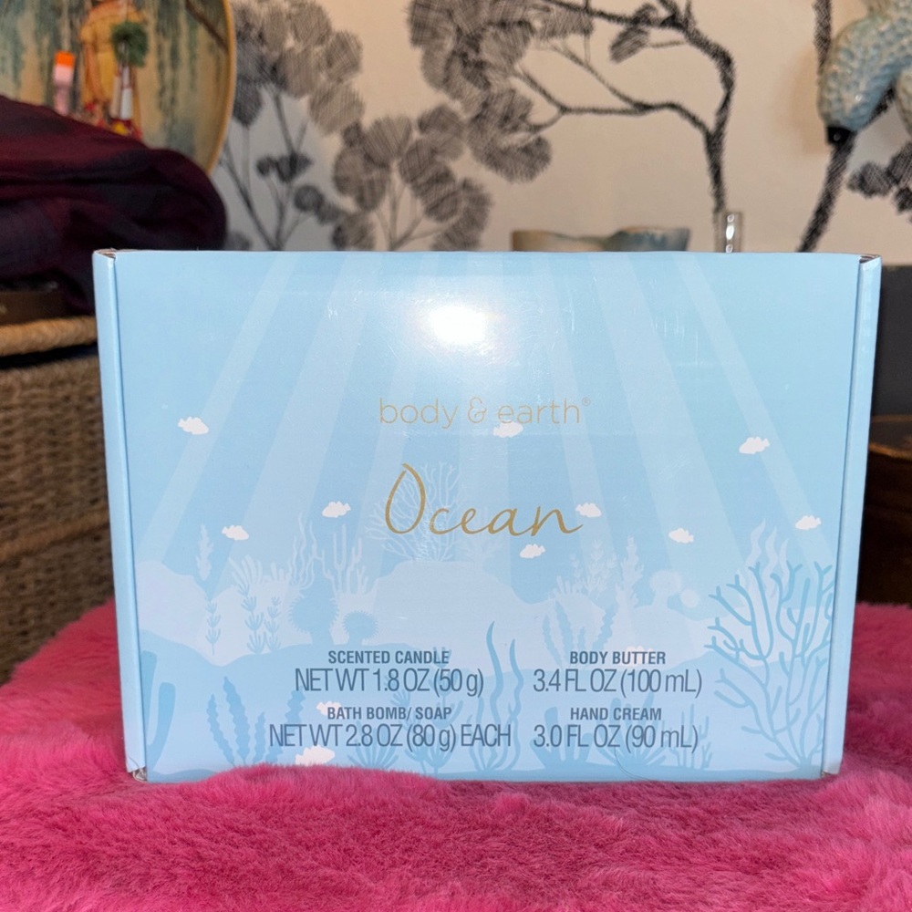 NIB Body & Earth Ocean Scented Spa Gift Set. 
Scent: Infused with a relaxing oce